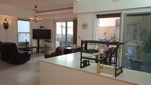 Máquina de café espresso, frigorífico grande, microondas y horno
