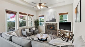 Smart-tv, een open haard en een tafeltennistafel