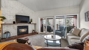 A living room with a fireplace, a television, and a sofa. - Breck-Ski IN Condo⛷Main Street 🏔 Views 😴 sleeps 8! $0 Cleaning fee (Breckenridge)