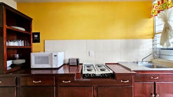 Micro-ondes, batterie de cuisine, vaisselle et ustensiles