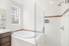 Bathtub, hair dryer, towels - Elegant Desert Oasis in La Quinta, perfect for relaxation and adventure. (La Quinta)