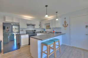 Refrigerador, microondas, horno y parrilla de estufa 