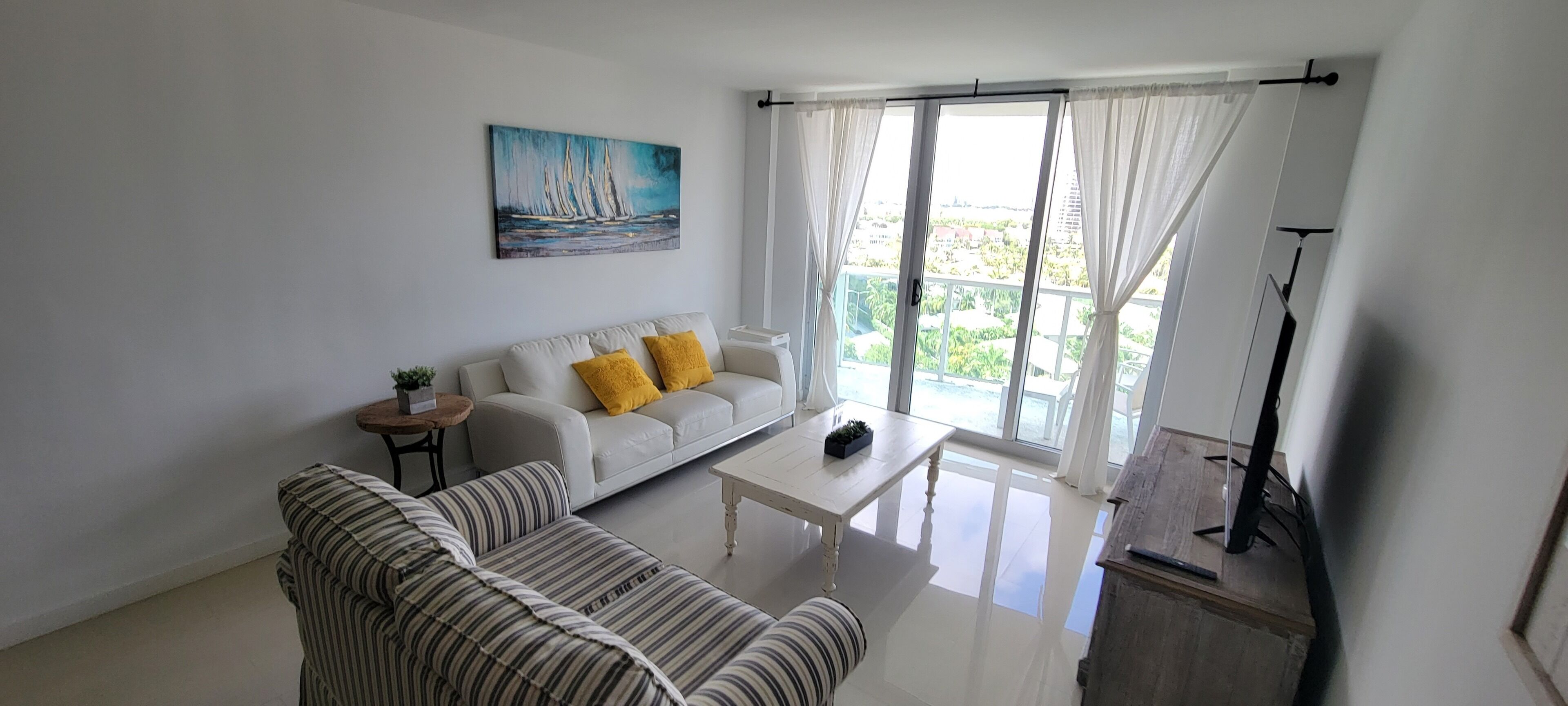 Amazing Apartment 2/2 and Den  Sunny Isles