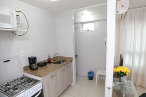 Kühlschrank, Mikrowelle, Kochgeschirr/Geschirr/Besteck