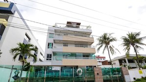 A multi-story building with a modern design, featuring balconies and a glass facade. - Apart beira mar Cabo Branco by Carpediem (João Pessoa)