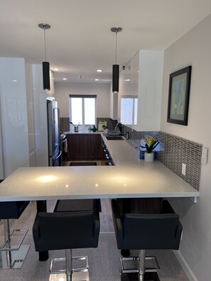 Geladeira, micro-ondas, fogão, cooktop