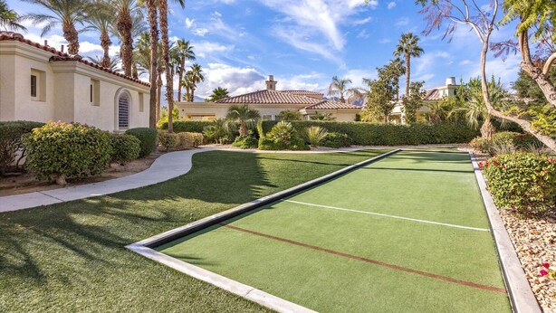A croquet field with a clear path, surrounded by well-maintained hedges and palm trees. - Resort Living | Gym, Pool, Lounge & Spa Serenity (La Quinta)