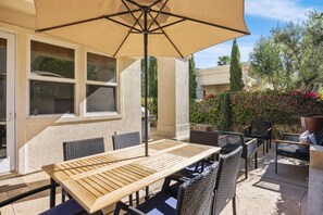 Outdoor dining - Resort Living | Gym, Pool, Lounge & Spa Serenity (La Quinta)