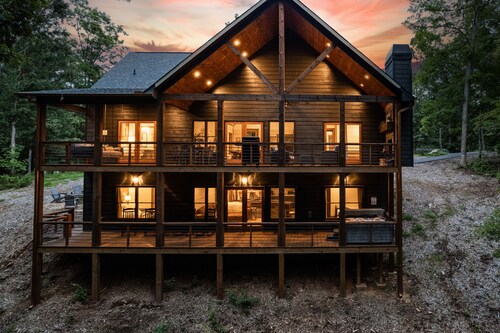 Hot Tub- Modern Luxury -5 Bdrm-4 Kings- Pool Table