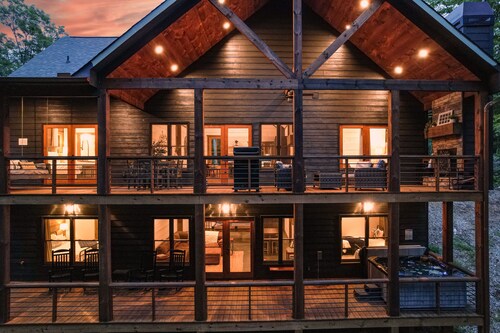 Hot Tub- Modern Luxury -5 Bdrm-4 Kings- Pool Table