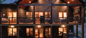 Hot Tub- Modern Luxury -5 Bdrm-4 Kings- Pool Table