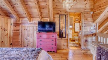 3 bedrooms, desk, iron/ironing board, travel crib