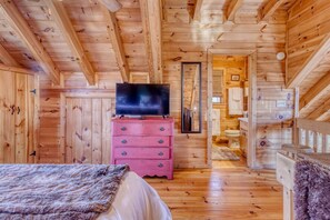 3 habitaciones, escritorio y tabla de planchar con plancha 