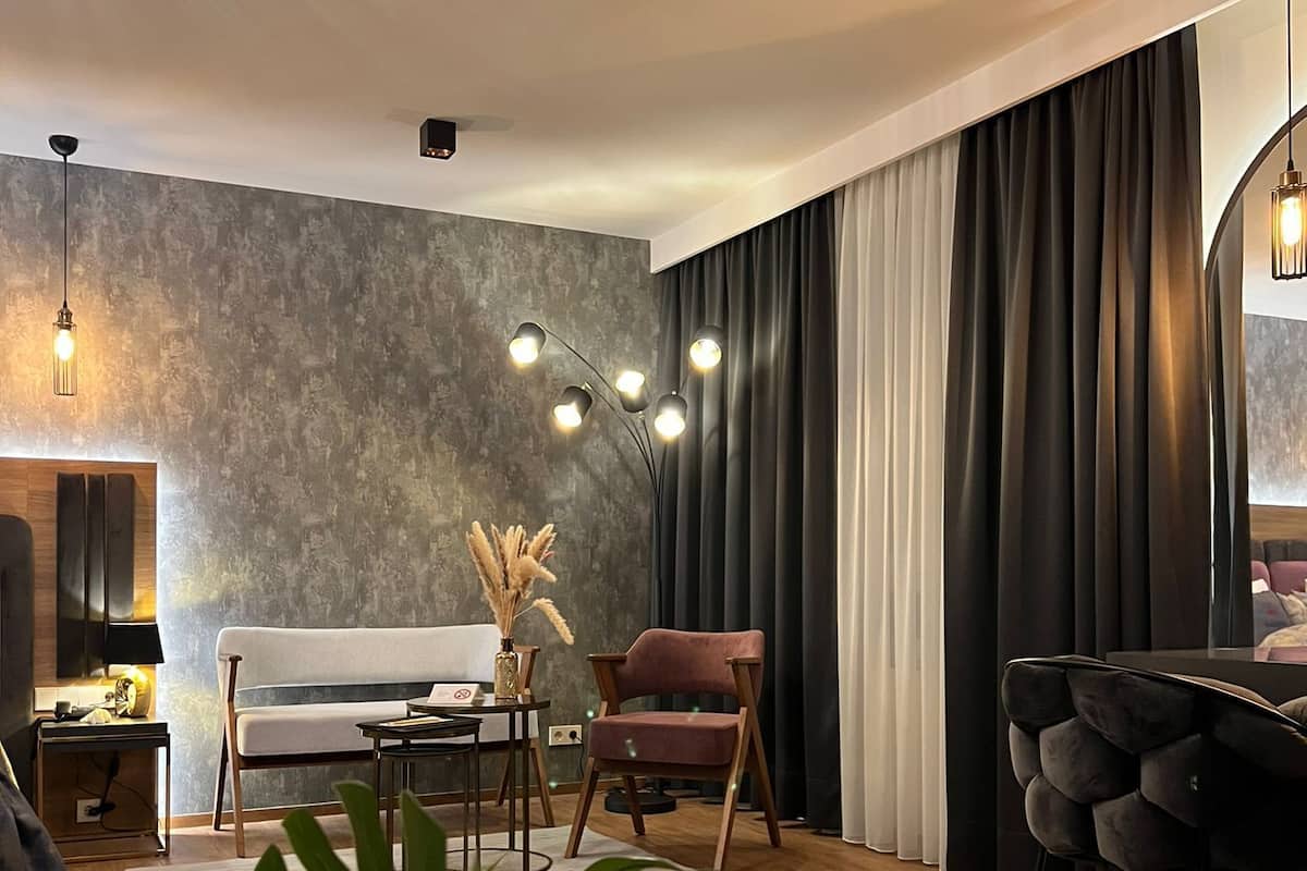 Quarto casal exclusivo, 1 cama Queen, para não fumantes, suíte | 2 quartos, cofres nos quartos, escrivaninha