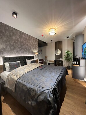 Caja de seguridad en la habitación y escritorio 