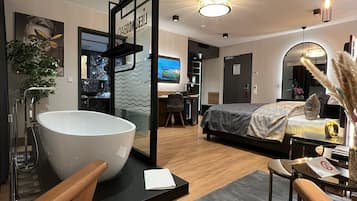 Junior Double Room, 1 Queen Bed, Non Smoking, Ensuite | 2 bedrooms, in-room safe, desk, laptop workspace