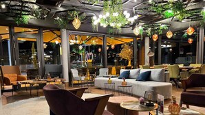 A modern lounge area with seating arrangements, tables, and hanging plants. - Hotel Winterrot (Karlsruhe)