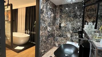 Junior-Zimmer, 1 Queen-Bett, Nichtraucher, mit Bad | Badezimmer | Haartrockner, Hausschuhe, Handtücher