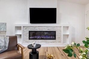 Smart-TV, peis og bøker