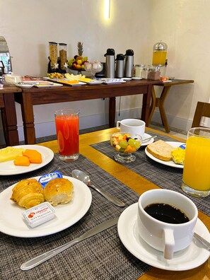 Free daily buffet breakfast - Pousada Catedral (Petrópolis)
