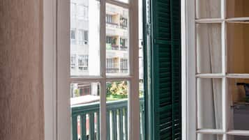 Minibar, muebles diferentes, escritorio y cortinas blackout