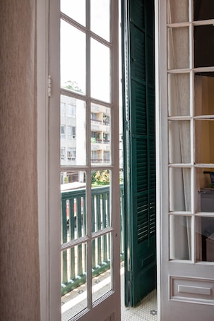 Minibar, muebles diferentes, escritorio y cortinas blackout