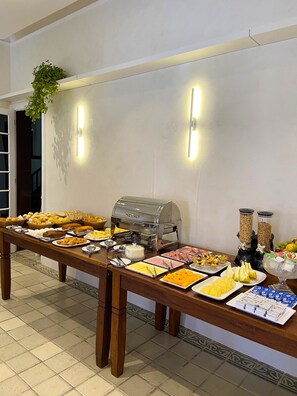 Free daily buffet breakfast - Pousada Catedral (Petrópolis)