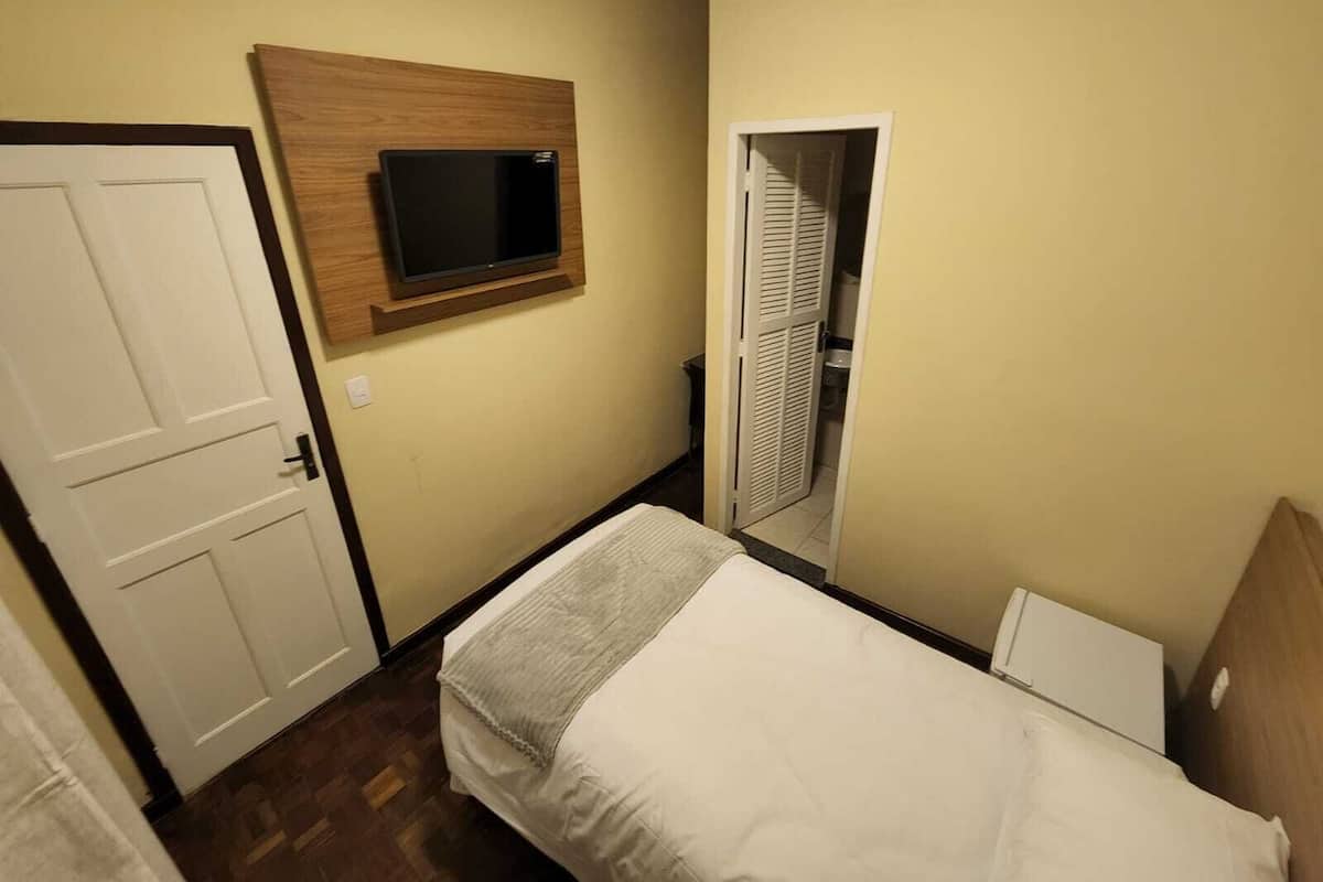 Kamar Bisnis | Minibar, dilengkapi dengan perabotan berbeda-beda, dan meja kerja