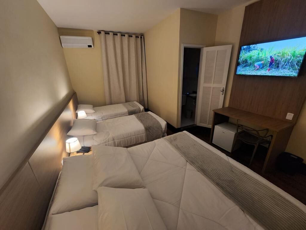 Habitación cuádruple Confort | Minibar, mobiliario individual, escritorio y cortinas opacas