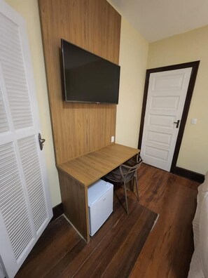 Minibar, muebles diferentes, escritorio y cortinas blackout 