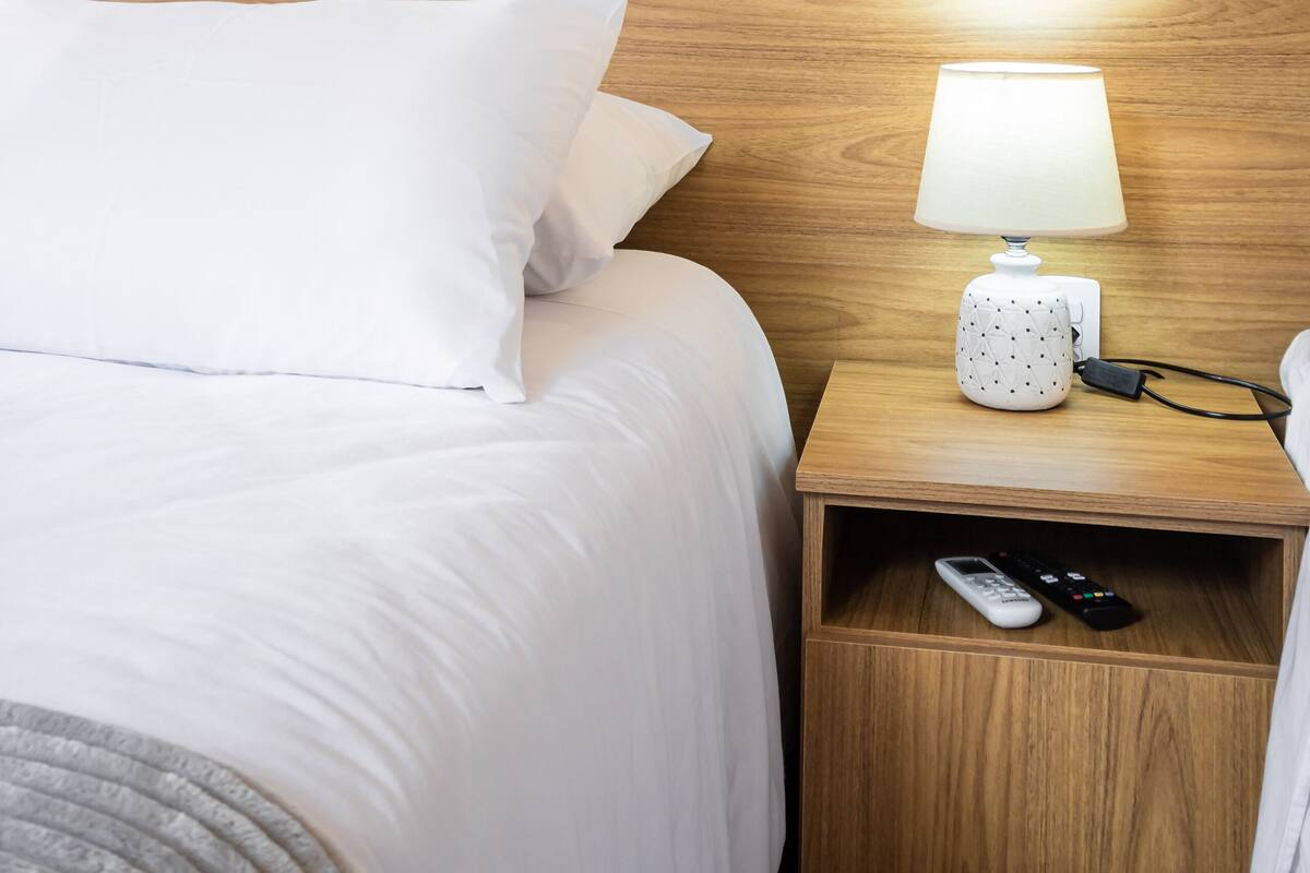 Kamar Twin Standar | Minibar, dilengkapi dengan perabotan berbeda-beda, dan meja kerja