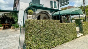 Un bâtiment sur lequel on peut lire l’inscription « POUDA ATEODRIL » et où figure un numéro de téléphone. Il est doté d’un auvent vert et d’une arche en pierre.