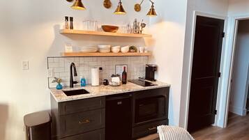 Kühlschrank, Mikrowelle, Herdplatte, Wasserkocher mit Kaffee-/Teezubehör