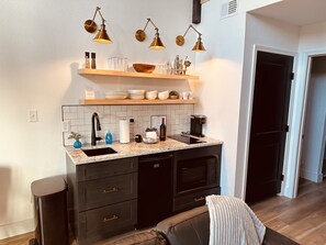 Geladeira, micro-ondas, cooktop, cafeteira/chaleira