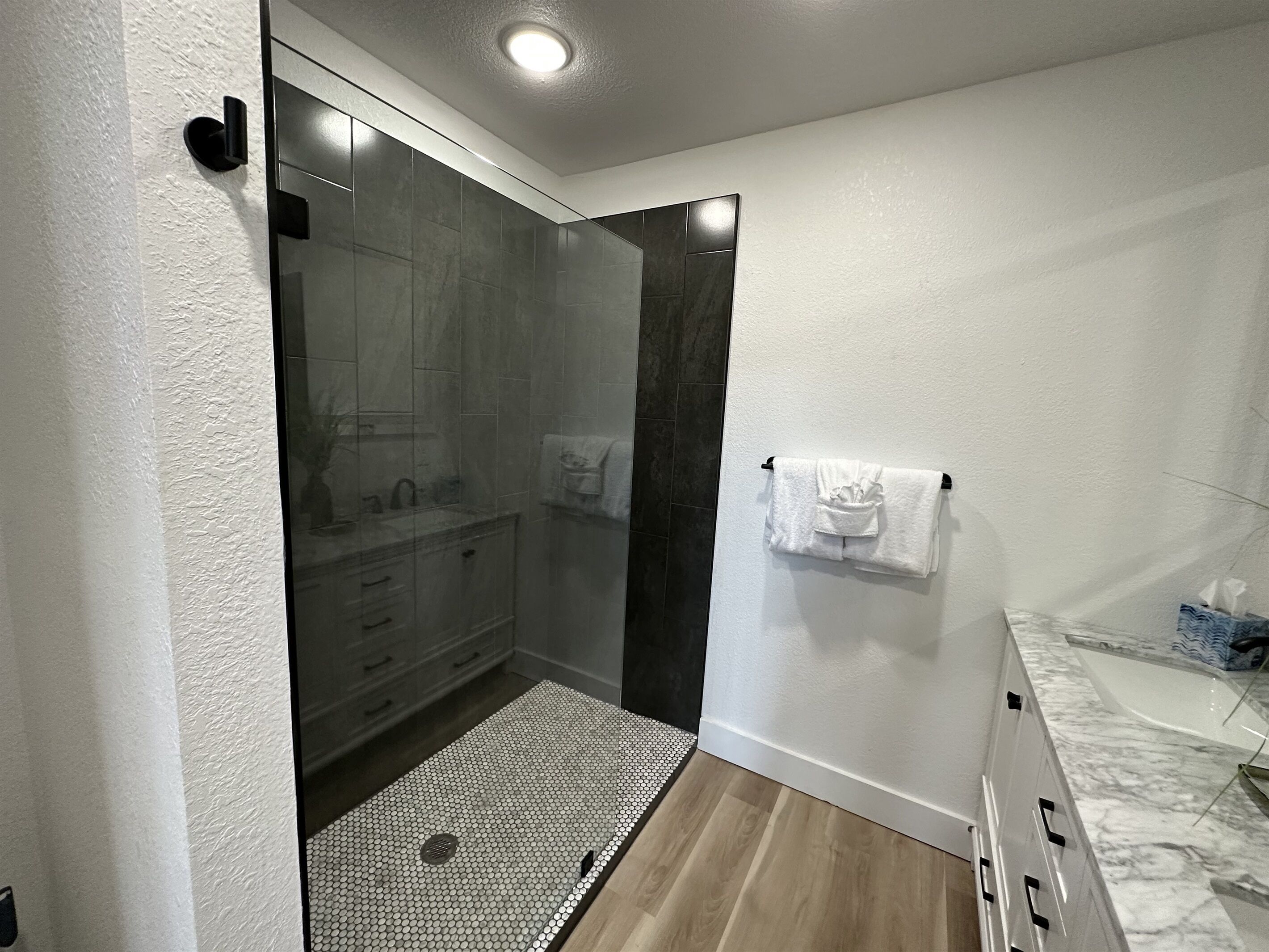 Een douche, een haardroger, handdoeken