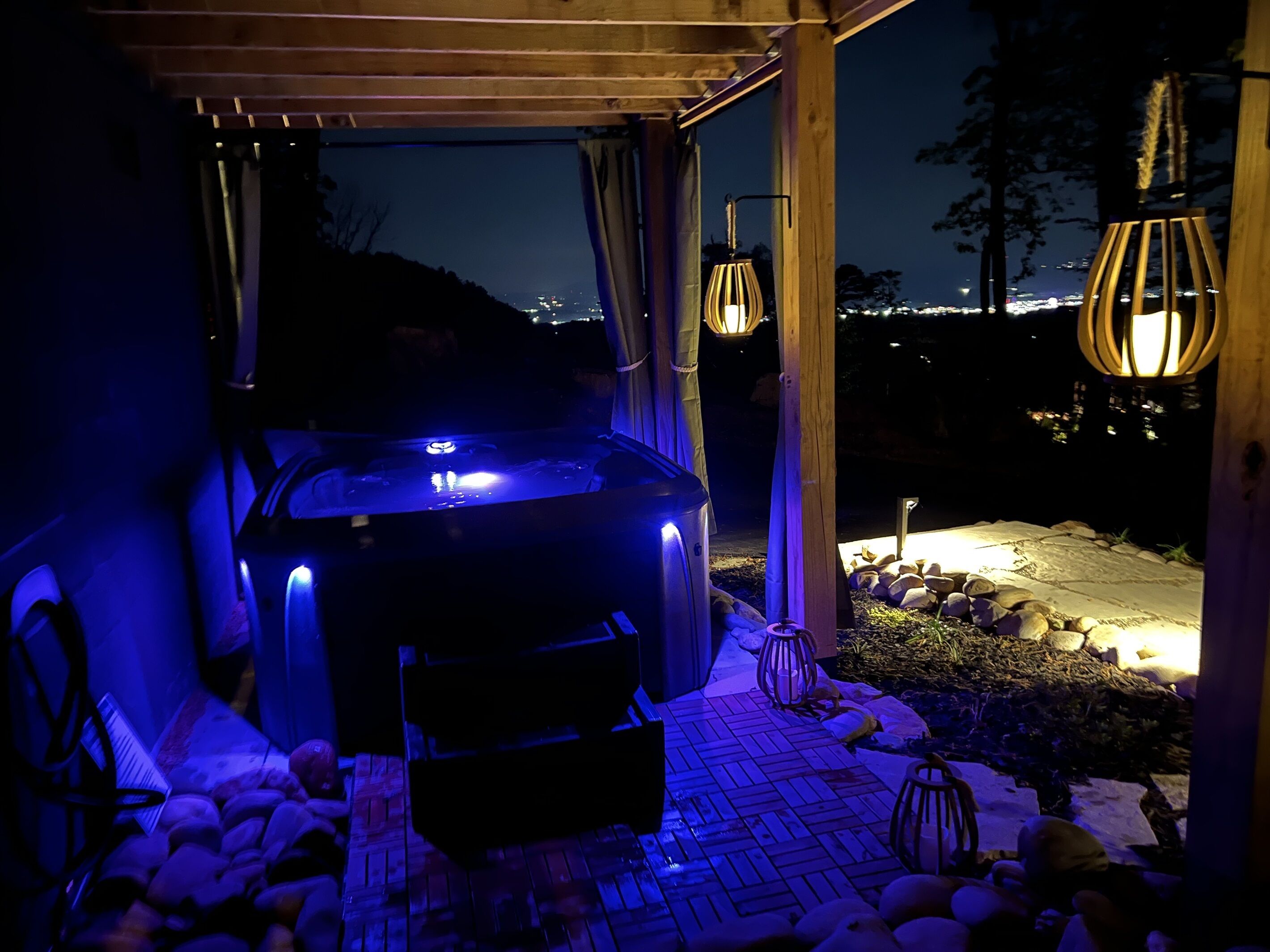 Outdoor spa tub