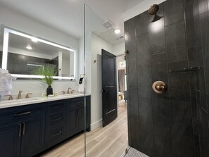 Douche, sèche-cheveux, serviettes fournies, savon