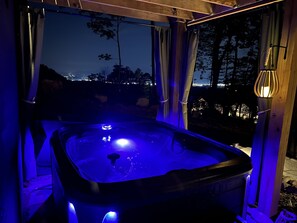 Outdoor spa tub - Christmas in the Mountains • Spectacular Views + Hot Tub (Sevierville)