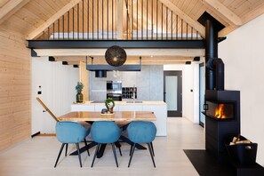 Alpehytte – exclusive | Oppholdsområde | En 55-tommers smart-TV med Parabol-TV samt TV og peis