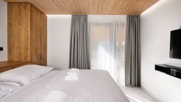 Minibar, individually decorated, individually furnished, desk