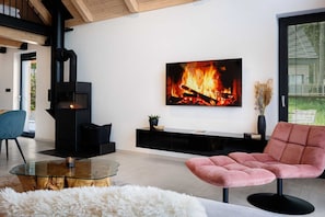 Chalet Exclusive | Area soggiorno | Smart TV 55 pollici con canali satellitari, TV, caminetto
