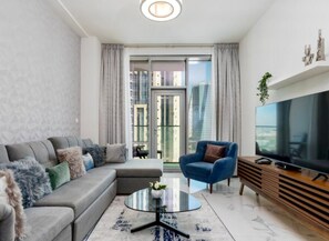 تلفزيون إل إي دي بحجم 32-بوصة يعرض قنوات تلفزيونية باشتراك مدفوع