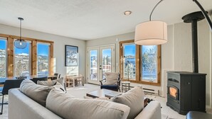 Una sala de estar acogedora con un sofá, una mesa y una chimenea.