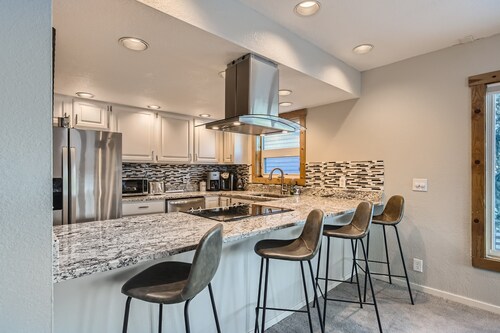 Beautiful 3-Story House with Hot Tub near Downtown Silverthorne & 4 Ski Resorts!