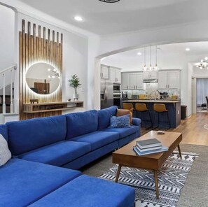 TV, offices - Luxury 3 Kings, Fully Equipped, near LSU (Baton Rouge)