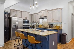 Fridge, microwave, oven, stovetop - Luxury 3 Kings, Fully Equipped, near LSU (Baton Rouge)