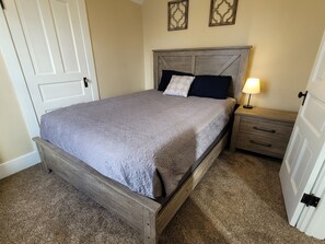 4 bedrooms, desk, iron/ironing board, free WiFi - 5-Mins to Cedar Point, 4-bedroom house. (Sandusky)