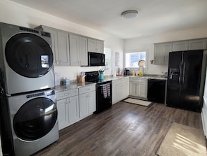 Fridge, microwave, oven, stovetop - 5-Mins to Cedar Point, 4-bedroom house. (Sandusky)