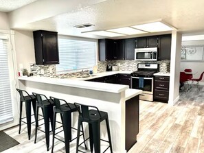 Kühlschrank, Mikrowelle, Ofen, Herdplatte