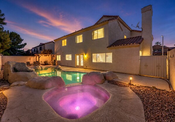 A house with a swimming pool, a hot tub, and a patio area. - 5 BR! Amazing Pool & Spa Retreat 15 Min to Strip (Henderson)